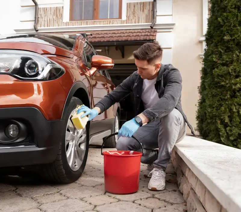 Lavage auto à domicile Eus : professionnel intervenant sur un véhicule